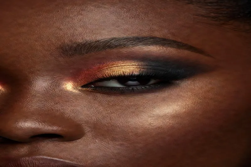 Smoky eye doré sur peau noire — technique de maquillage des yeux adaptée