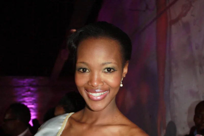 Bokang Montjane souriante, écharpe Miss South Africa et robe de gala noire à volants roses