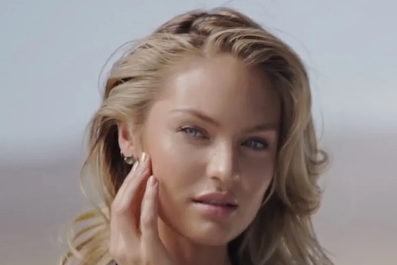 Candice Swanepoel en portrait beauté blond pour campagne Max Factor