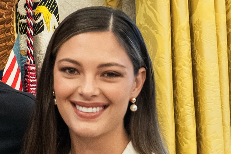 Demi-Leigh Nel-Peters souriante en polo noir et blanc avec cheveux longs bruns