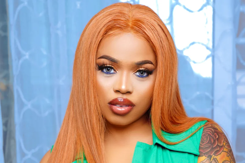 Blanche Bailly en portrait studio avec longs cheveux cuivres et robe verte