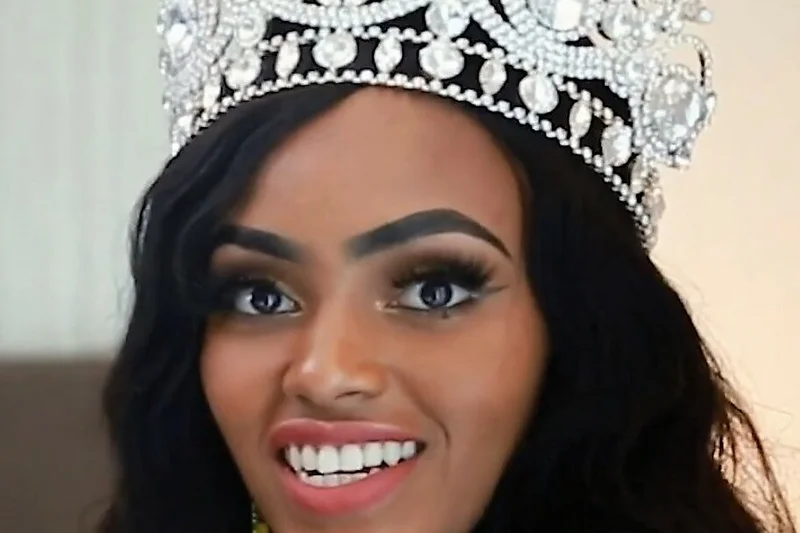 Maria Wavinya souriante avec couronne de Miss World Kenya et maquillage de concours
