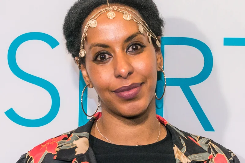Ubah Musse en portrait de tapis rouge avec veste fleurie et bijou frontal argente