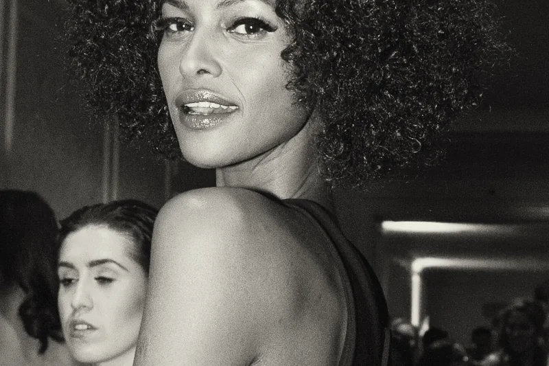 Yasmin Warsame en portrait noir et blanc avec cheveux boucles et regard vers l'objectif