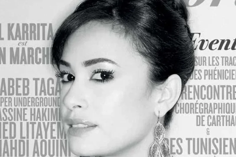 Hend Sabry en portrait noir et blanc sur couverture de magazine tunisien