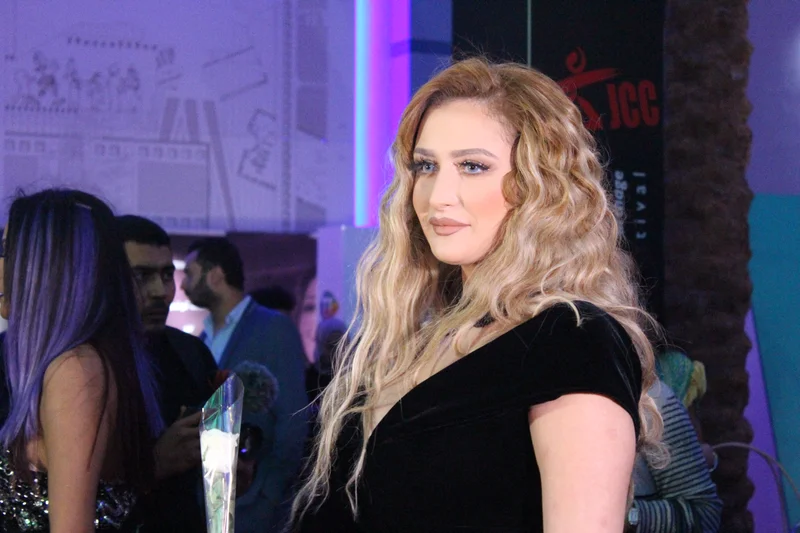 Rania Toumi en robe noire sur tapis rouge au festival de Carthage